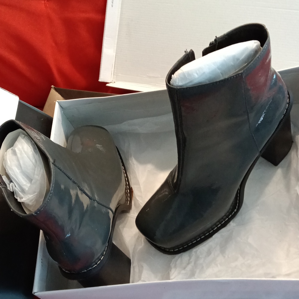 Topshop Helsinki Charcoal Patent Leather Women's Bootie w/White Stitch detail